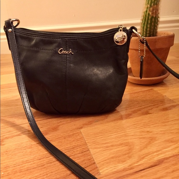 ⚡️FLASH SALE⚡️Coach Small Black Crossbody-Like New - Picture 1 of 5